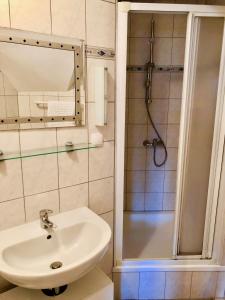 Łazienka w obiekcie Weingut - Ferienhaus Sonja Rohrbacher