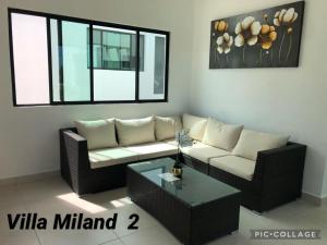 - un salon avec un canapé et une table basse dans l'établissement Villas Miland - San Benito Beach, à San Benito