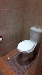 プレトリアにあるGenie's Nest 3のバスルーム(白いトイレ、ラグ付)