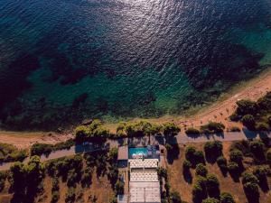 een luchtzicht op een huis naast de oceaan bij Casa Bloo Adults Only in Elia