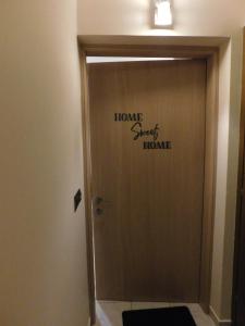 een deur met de woorden "thuis zoet thuis" erop geschreven bij HOME SWEET HOME in Ioannina