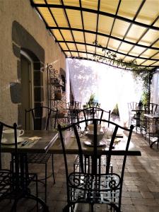 - une salle à manger avec une table et des chaises dans l'établissement Gîte Le Pré du Roc, à Bromont-Lamothe
