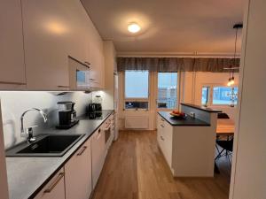 Kjøkken eller kjøkkenkrok på Suite - King Size Bed - Gym&Wifi - Indoor Parking