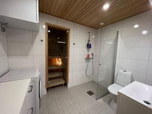 Et badeværelse på Suite - King Size Bed - Gym&Wifi - Indoor Parking