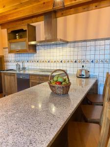 eine Küche mit einem Obstkorb auf der Theke in der Unterkunft Praia Baluarte by Serendipia Turismo in San Pedro