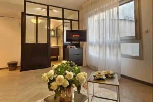 a room with a vase of flowers on a table at Beautiful Fully Renovated Centrally Located Studio in Monte Carlo