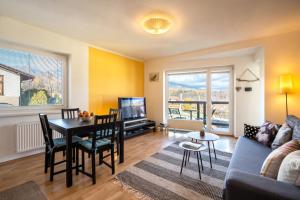 uma sala de estar com uma mesa e um sofá em Apartment Romana High Tatras-Fantastic views-Washer em Nová Lesná