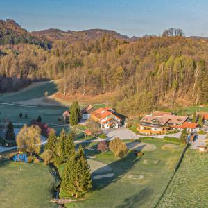 eine Luftansicht eines Hauses mit Fluss und Bäumen in der Unterkunft Natura Amon in Podčetrtek