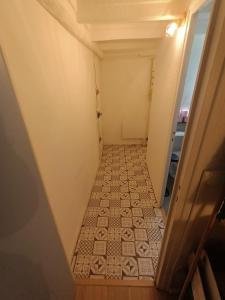 a hallway with a tiled floor in a room at Cosy T2 in Montbrison