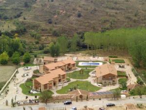 Las Villas de Fuentidueña في Fuentidueña: اطلالة جوية على مبنى مع حديقة