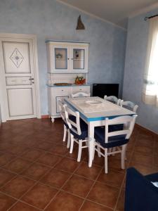 eine Küche mit einem Tisch und Stühlen im Zimmer in der Unterkunft Le pavoncelle 1 in Calasetta