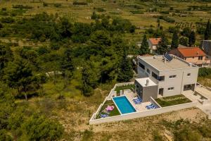 Bazén v ubytování Luxe villa with pool, jacuzzi, and sauna nebo v jeho okolí