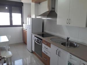 Apartamento de 6 personas con WIFI Y GARAJE INCLUIDO tesisinde mutfak veya mini mutfak