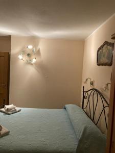 a bedroom with a bed with a light on the wall at Casa Lina S. Pietro in San Pietro