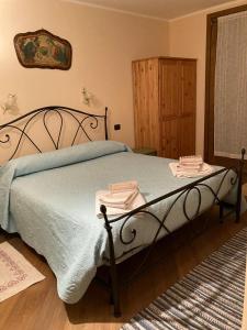 a bedroom with a bed with a blue comforter at Casa Lina S. Pietro in San Pietro