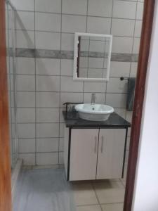 y baño con lavabo y espejo. en Genie's Nest Ooie 1 en Pretoria