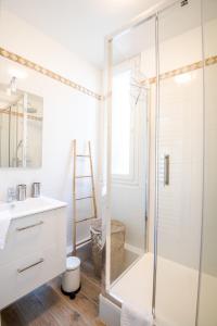 a bathroom with a shower and a sink at La Maison Lamartine Havre de paix dans le centre de Tours in Tours