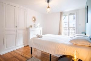 Ένα ή περισσότερα κρεβάτια σε δωμάτιο στο La Maison Lamartine Havre de paix dans le centre de Tours