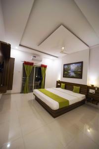 Hotel Green Exotica Mahabaleshwar客房内的一张或多张床位