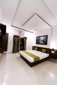 Hotel Green Exotica Mahabaleshwar客房内的一张或多张床位