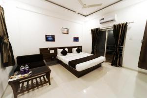 Hotel Green Exotica Mahabaleshwar客房内的一张或多张床位
