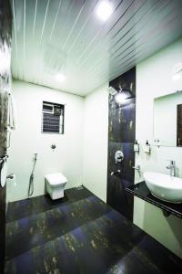 Hotel Green Exotica Mahabaleshwar的一间浴室