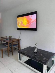 En tv och/eller ett underhållningssystem på Condominio Posada 314 San Carlos