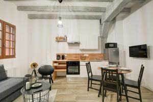 una sala de estar con un sofá y una mesa en Amboise A Castle Life, en Tours 14 fotos más