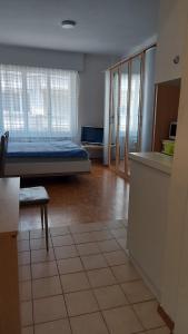 Habitación con cama en el medio de una habitación en Gare-20-1, en Lausana