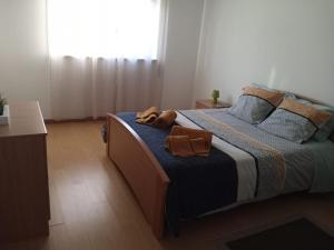 ein Schlafzimmer mit einem Bett mit zwei Handtüchern darauf in der Unterkunft Sao Martinho Place in São Martinho do Porto