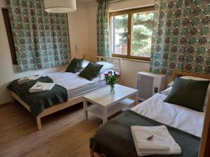 Postel nebo postele na pokoji v ubytování Háromfenyő Apartman