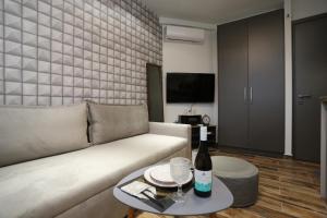 TV a/nebo společenská místnost v ubytování LA Larissa Luxury Apartments Dafne