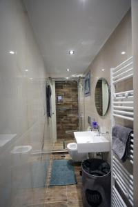 Koupelna v ubytování LA Larissa Luxury Apartments Dafne