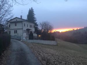 Pohľad na východ alebo západ slnka z dovolenkového domu alebo blízkeho okolia