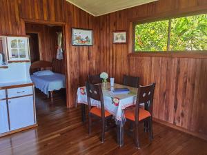 eine Küche und ein Esszimmer mit einem Tisch und Stühlen in der Unterkunft Campo Azul #2 - Monteverde in Monteverde Costa Rica