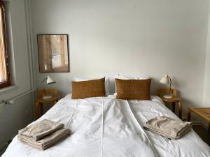 Postel nebo postele na pokoji v ubytování Aalto Apartments Sunila Honkala 1