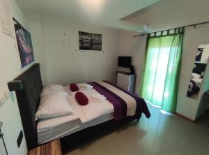 Un pat sau paturi într-o cameră la Apartments Pongrac