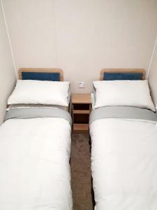 Ένα ή περισσότερα κρεβάτια σε δωμάτιο στο Parkview Caravan California cliffs +36 φωτογραφίες
