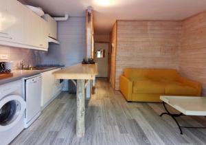 - une cuisine avec un canapé et une table dans une chambre dans l'établissement T1bis dans les dunes du Cap Ferret, à Cap-Ferret