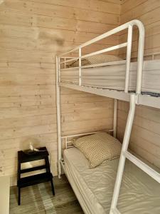 Cette chambre comprend 2 lits superposés et une table. dans l'établissement T1bis dans les dunes du Cap Ferret, à Cap-Ferret