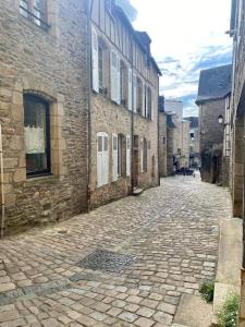 an alley with a building and a stone street at Bienvenue à Indra in Vannes