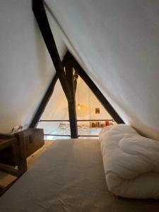 a bedroom with a bed in a attic at Bienvenue à Indra in Vannes