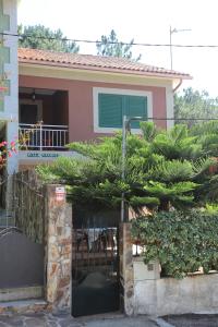 un pino frente a una casa en Villa Vazquez Sanxenxo La Lanzada, en Balea