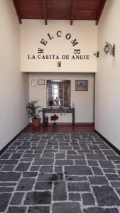 Cette chambre dispose d'un sol en pierre et d'un panneau indiquant la casita de angle. dans l'établissement La casita de Angie, à Antigua Guatemala