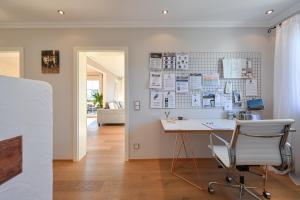 a office with a desk and a chair in a room at Ferienwohnung #TIMEOUT in Pfronten