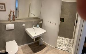un baño con lavabo e inodoro en Ferienwohnung Am Holzfeld, en Schneverdingen 28 fotos más