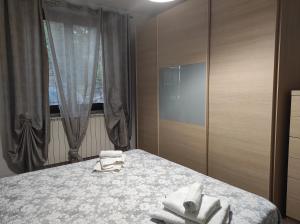Łóżko lub łóżka w pokoju w obiekcie CasaDolcelago Marone Villa con Giardino Vista Lago Private Parking