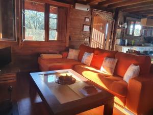 ein Wohnzimmer mit einem Sofa und einem Couchtisch in der Unterkunft El Rincon de tus Sueños in El Espinar