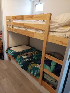 莱德萨阿尔卑斯Appart 3 étoiles 6 pers avec balcon luges et wifi - la meije 3 les 2 alpes 1800的房间里有几张双层床 更多13张照片