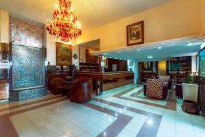 un grand hall avec un bar et un lustre dans l'établissement Hotel Bellerive, à Casablanca